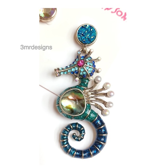 NWT Betsey Johnson 💋GLITTER REEF Gold Tone Crystals Mismatched Drop Earring - Picture 3 of 6